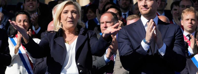 Der RN-Vorsitzende Bardella liegt in den Umfragen mittlerweile vor Le Pen. (Archivbild) - Foto: Michel Euler/AP/dpa