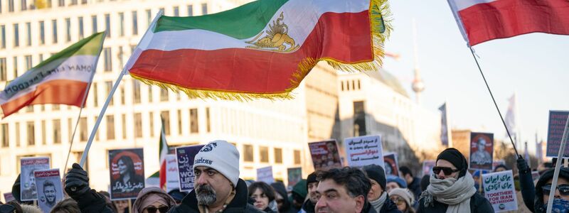Proteste auch in Berlin: Wegen des Vorgehens von Regierungskräften gegen Demonstranten im Iran hat das Auswärtige Amt den Botschafter des Landes einbestellt.  - Foto: Christophe Gateau/dpa