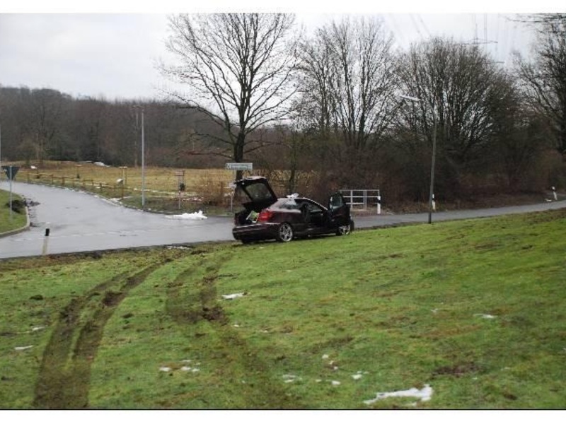 POL-OS: Osnabrück/Schölerberg: Ohne Führerschein - Auto und Kennzeichen gestohlen - Verfolgungsfahrt endet mit drei Festnahmen und Drogenfunden - Foto: presseportal.de