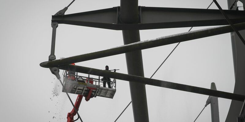 Ein kleines Räum- und Streufahrzeug ist auf dem Parkplatz am Volksparkstadion unterwegs. - Foto: Christian Charisius/dpa
