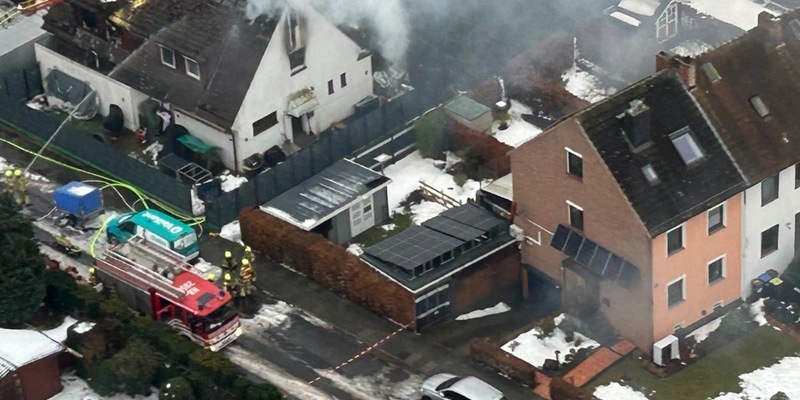 FW-HB: Dachstuhlbrand löst Großeinsatz der Feuerwehr Bremen aus - Foto: presseportal.de