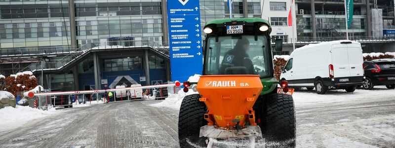 Ein kleines Räum- und Streufahrzeug ist auf dem Parkplatz am Volksparkstadion unterwegs. - Foto: Christian Charisius/dpa