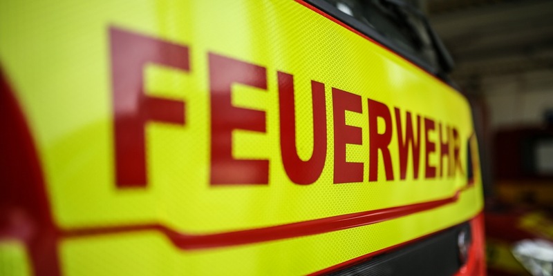 FW Ratingen: Rauchentwicklung in Lagerhalle durch brennende Fritteuse - drei Personen gerettet - Foto: presseportal.de