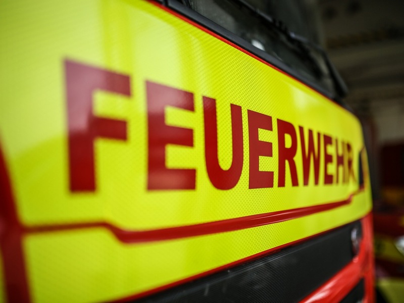 FW Ratingen: Rauchentwicklung in Lagerhalle durch brennende Fritteuse - drei Personen gerettet - Foto: presseportal.de