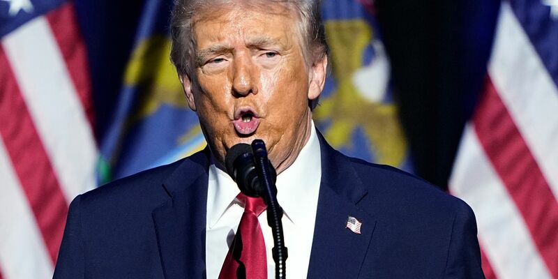 Trump droht der Führung Irans.  - Foto: Ryan Sun/AP/dpa