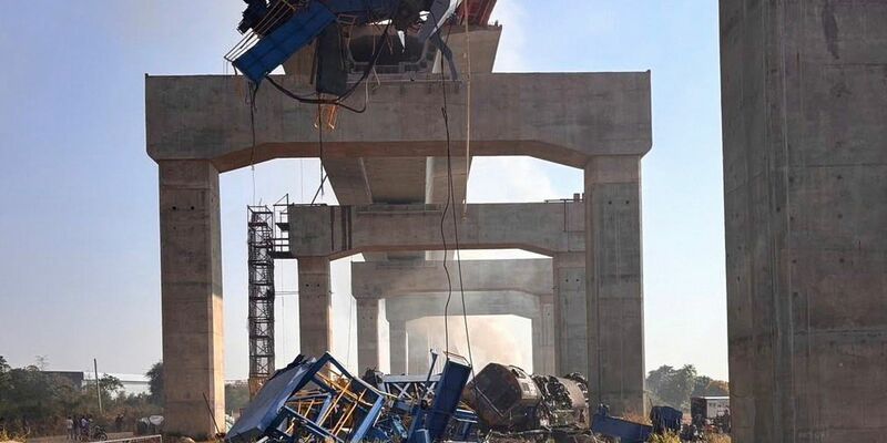 Der Passagierzug wurde von dem Kran voll erfasst. - Foto: Uncredited/State Railway of Thailand/dpa