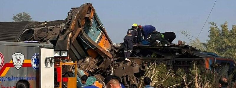 Einsatzteams versuchten, eingeschlossene Menschen zu befreien. - Foto: Uncredited/State Railway of Thailand/AP/dpa