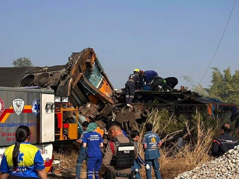 Einsatzteams versuchten, eingeschlossene Menschen zu befreien. - Foto: Uncredited/State Railway of Thailand/AP/dpa