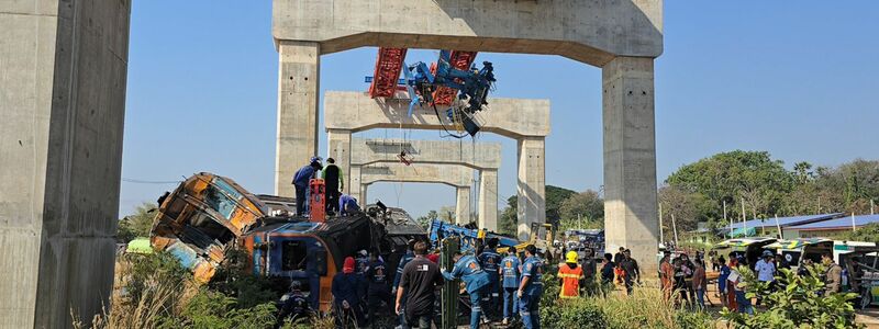 Der Zug war mit drei Waggons mit voller Geschwindigkeit unterwegs. - Foto: Uncredited/XinHua/dpa