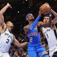 Oklahomas Shai Gilgeous-Alexander (M) erzielte 34 Punkte gegen die Spurs.  - Foto: Nate Billings/AP/dpa