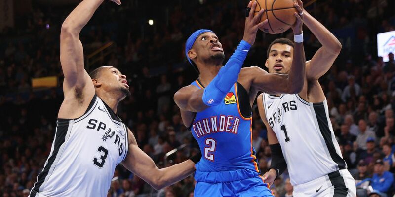 Oklahomas Shai Gilgeous-Alexander (M) erzielte 34 Punkte gegen die Spurs.  - Foto: Nate Billings/AP/dpa