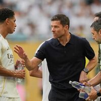 Bellingham (l) wehrt sich nach Kritik rund um das Aus von Ex-Coach Alonso (M). (Archivbild) - Foto: Rebecca Blackwell/AP/dpa