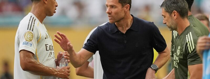 Bellingham (l) wehrt sich nach Kritik rund um das Aus von Ex-Coach Alonso (M). (Archivbild) - Foto: Rebecca Blackwell/AP/dpa