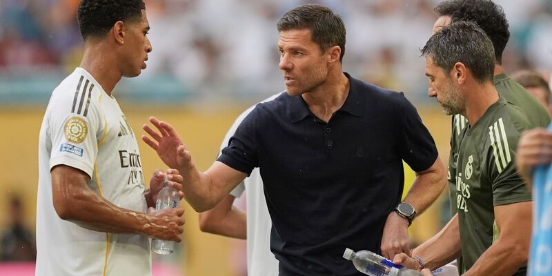 Bellingham (l) wehrt sich nach Kritik rund um das Aus von Ex-Coach Alonso (M). (Archivbild) - Foto: Rebecca Blackwell/AP/dpa