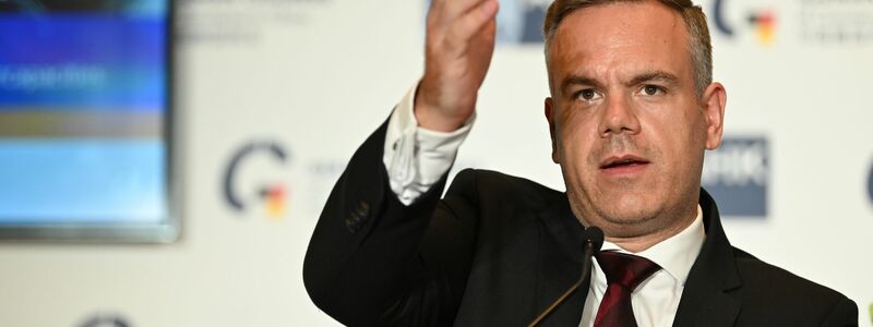 Laut der deutschen Auslandshandelskammer spüren deutsche Firmen in China Preisdruck. (Archivbild)  - Foto: Johannes Neudecker/dpa