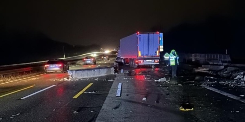 POL-WI: Unfall mit Sattelzug - Bergungsarbeiten dauern an - Foto: presseportal.de