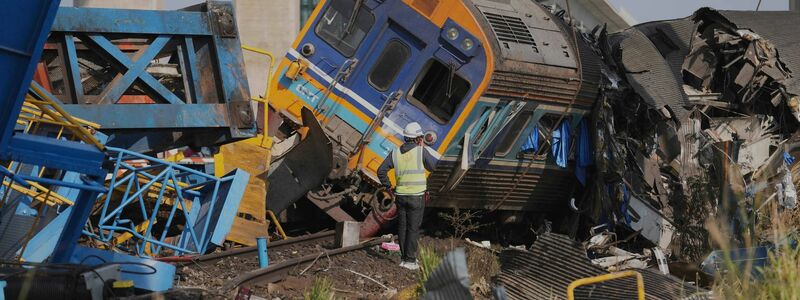 Zahlreiche Teams waren an den Bergungsarbeiten beteiligt. - Foto: Sakchai Lalit/AP/dpa