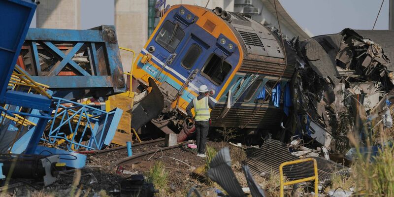 Die Bergungsarbeiten nach dem Zugunglück gestalteten sich als schwierig. - Foto: Sakchai Lalit/AP/dpa