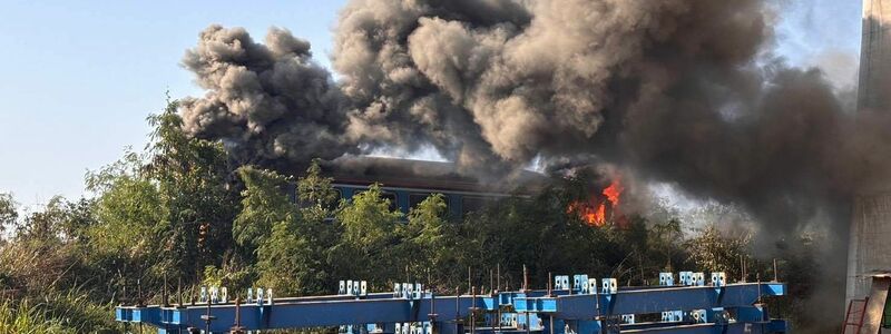 Teile des Zuges standen kurzzeitig in Flammen. - Foto: Uncredited/Ministry of Transport/AP/dpa