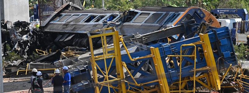 Die Waggons stürzten bei dem Unglück um. - Foto: Nathathida Adireksarn/AP/dpa
