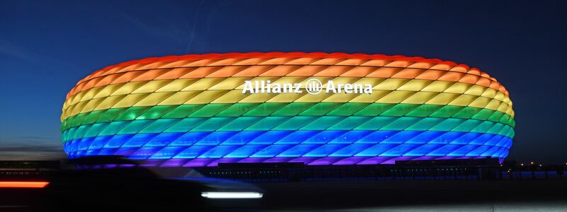 Die Münchner Allianz Arena kann je nach Anlass die Farbe wechseln. (Archivbild) - Foto: Tobias Hase/dpa