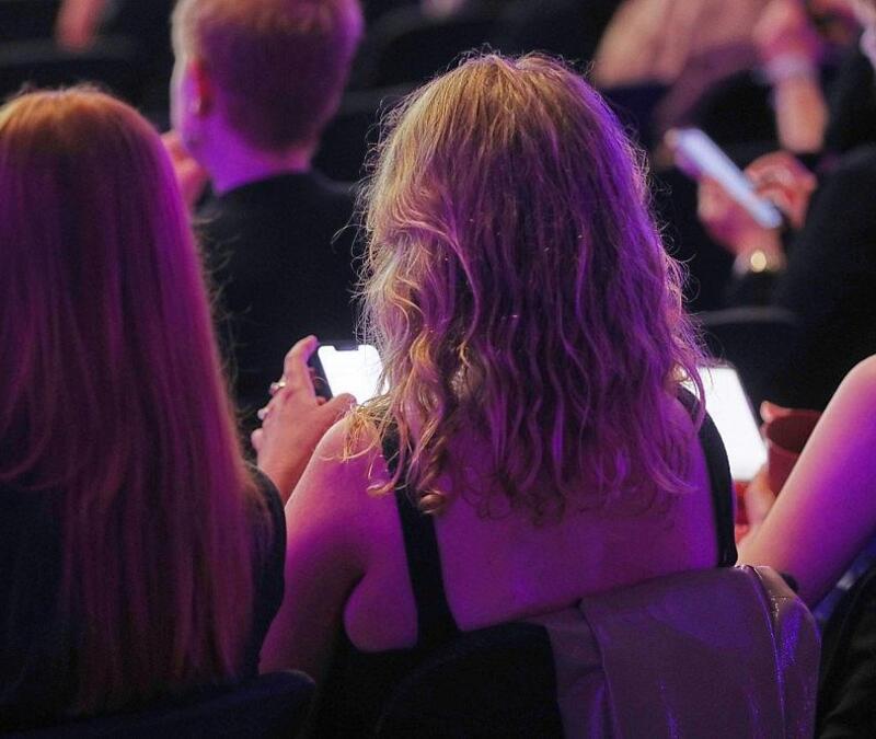 Junge Leute mit Smartphone (Archiv) - Foto: via dts Nachrichtenagentur