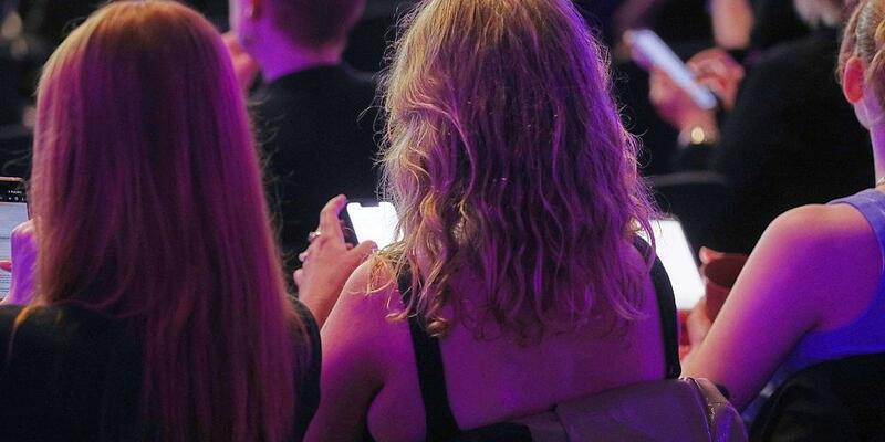 Junge Leute mit Smartphone (Archiv) - Foto: via dts Nachrichtenagentur