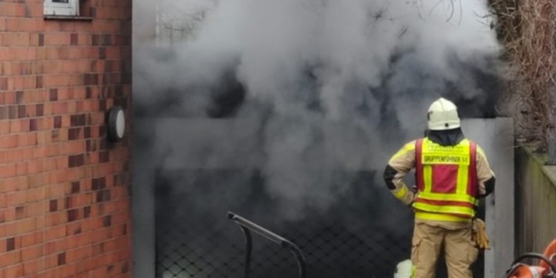 FW Grevenbroich: Erstmeldung: Starke Rauchentwicklung durch Feuer in Tiefgarage in Neuenhausen - Foto: presseportal.de