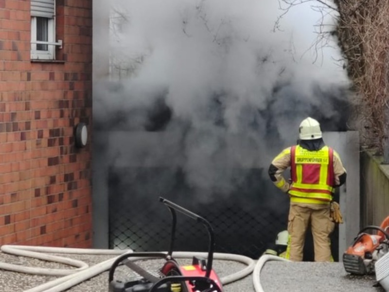 FW Grevenbroich: Erstmeldung: Starke Rauchentwicklung durch Feuer in Tiefgarage in Neuenhausen - Foto: presseportal.de
