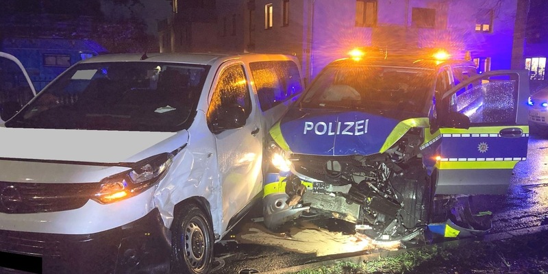 POL-MI: Sechs Verletzte: Auto kollidiert mit Streifenwagen - Foto: presseportal.de