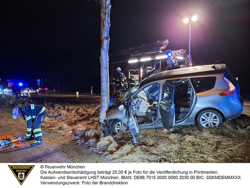 FW-M: Pkw prallt gegen Baum (Lochhausen) - Foto: presseportal.de