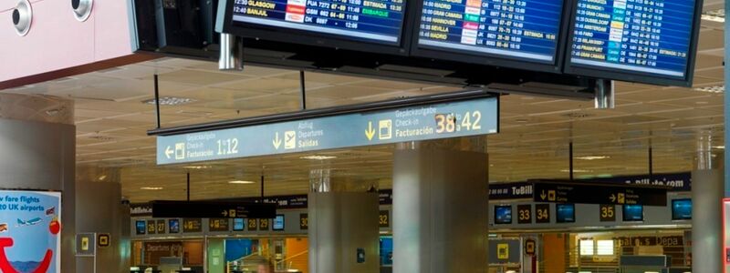 Ein 80-jähriger Tourist wollte mit seiner im Rollstuhl sitzenden Frau von Teneriffa in die Heimat fliegen. Aber in der Sicherheitskontrolle war Schluss: Die Frau war tot. (Symbolbild) - Foto: Roger Méndez/Europapress/dpa