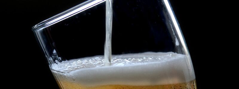 Der deutsche Biermarkt ist 2025 außergewöhnlich stark um mehr als sechs Prozent geschrumpft. - Foto: Roland Weihrauch/dpa
