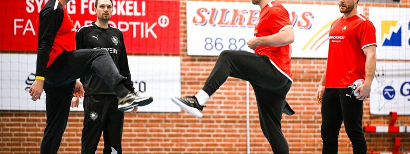 Fußball zum Aufwärmen: Die deutschen Handballer bereiten sich auf Österreich vor.  - Foto: Sina Schuldt/dpa