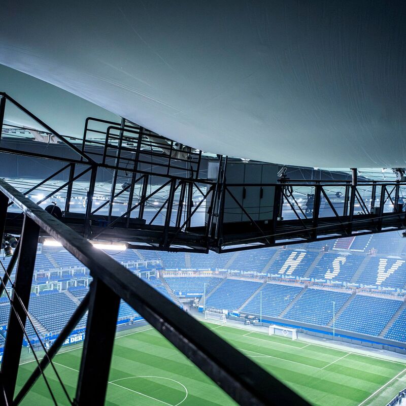 Durch Tauwasser infolge des starken Wintertreibens im Norden sind Beulen in der Dachmembran des Hamburger Volksparkstadions erkennbar.  - Foto: Nils Heitmann/HSV/dpa