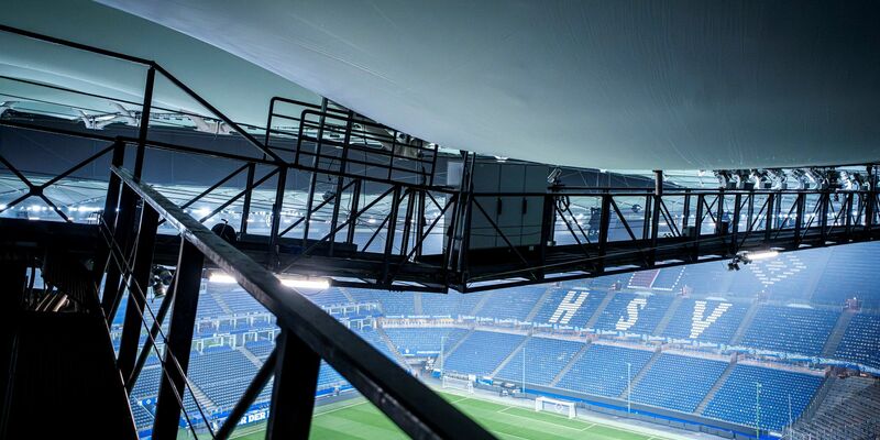 Durch Tauwasser infolge des starken Wintertreibens im Norden sind Beulen in der Dachmembran des Hamburger Volksparkstadions erkennbar.  - Foto: Nils Heitmann/HSV/dpa