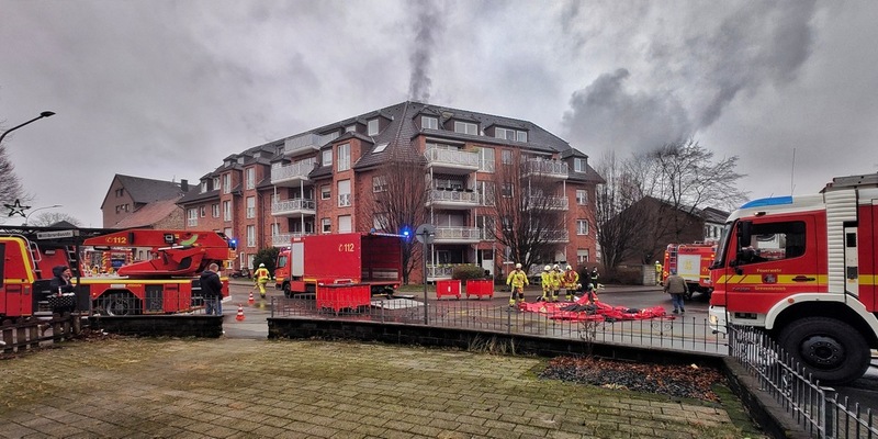 FW Grevenbroich: Feuer in Grevenbroich / Tiefgarage stark beschädigt, zwei Autos zerstört, eine Person verletzt (Abschlussmeldung) - Foto: presseportal.de