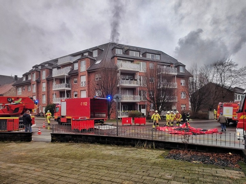 FW Grevenbroich: Feuer in Grevenbroich / Tiefgarage stark beschädigt, zwei Autos zerstört, eine Person verletzt (Abschlussmeldung) - Foto: presseportal.de