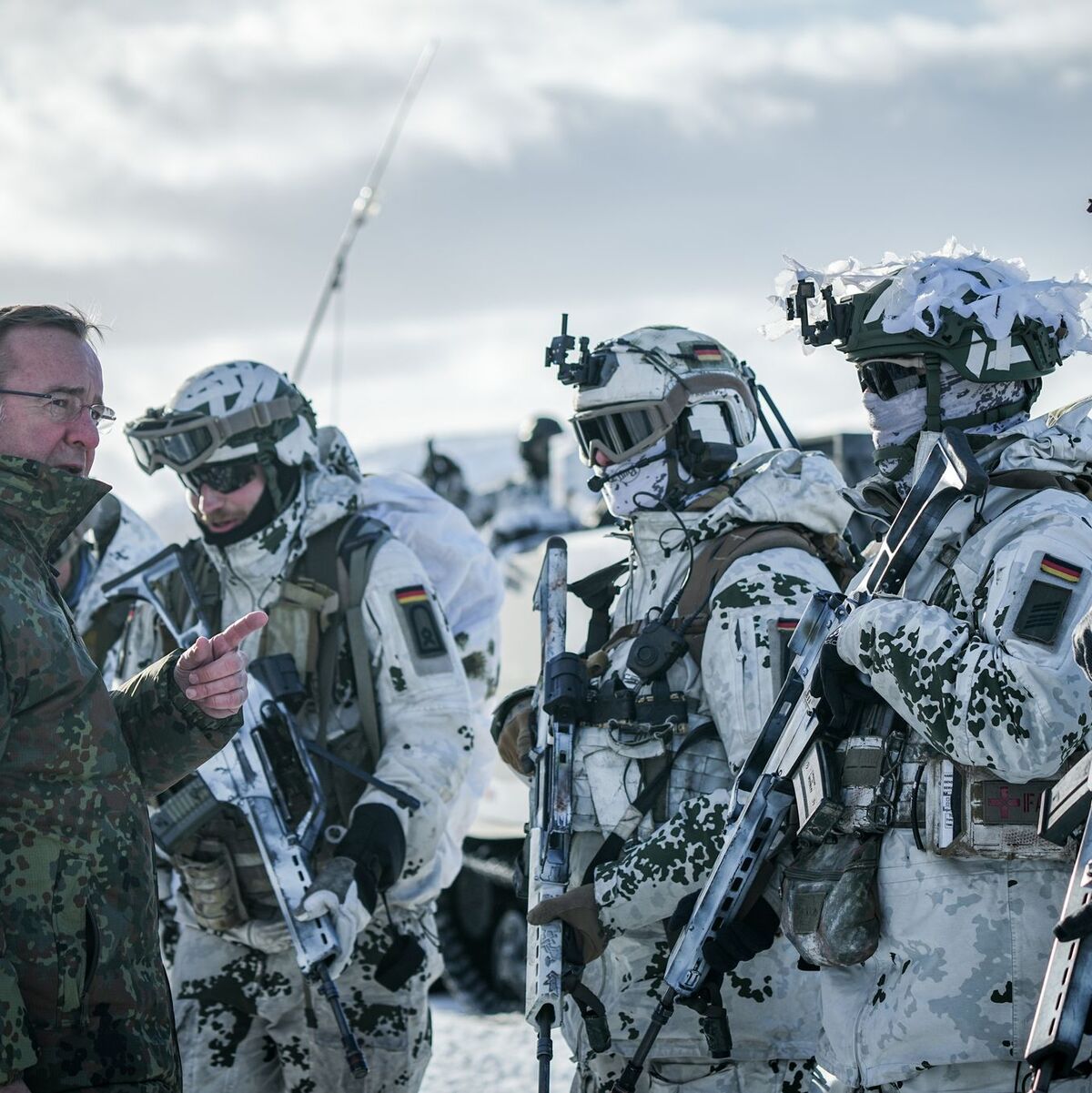 Pistorius bei Gebirgsjägerübung im Hohen Norden - Foto: Kay Nietfeld/dpa