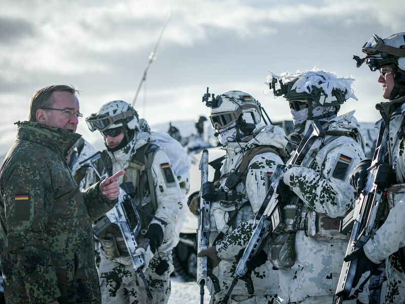 Pistorius bei Gebirgsjägerübung im Hohen Norden - Foto: Kay Nietfeld/dpa