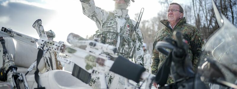 Pistorius bei Gebirgsjägerübung im Hohen Norden - Foto: Kay Nietfeld/dpa