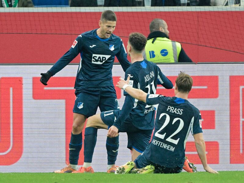 Tim Lemperle (r.) und Fisnik Asllani machen Lufstsprünge vor Freude. - Foto: Uwe Anspach/dpa