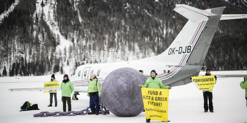 Im vergangenen Jahr hat Greenpeace in Davos gegen Privatflüge demonstriert. (Archivbild) - Foto: Gian Ehrenzeller/KEYSTONE/dpa