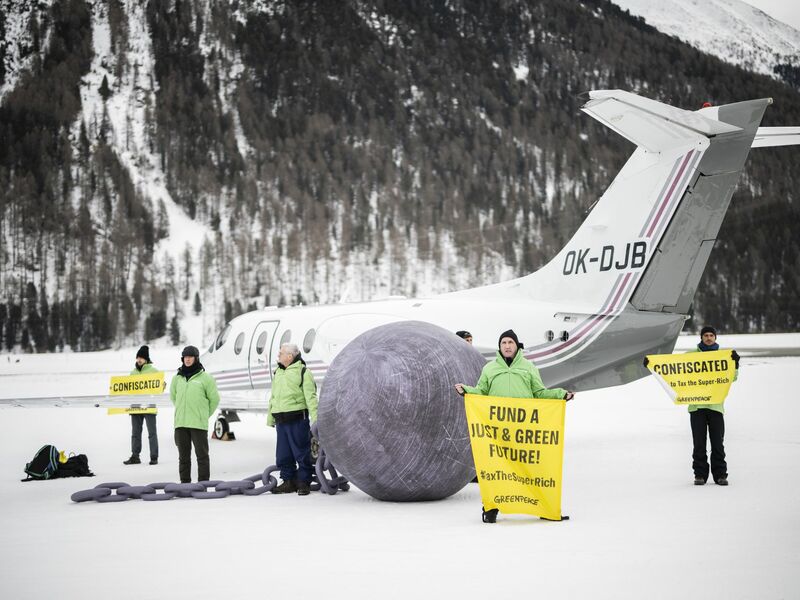 Im vergangenen Jahr hat Greenpeace in Davos gegen Privatflüge demonstriert. (Archivbild) - Foto: Gian Ehrenzeller/KEYSTONE/dpa