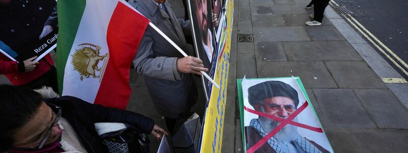 Auch in London protestieren Menschen gegen die Führung der Islamischen Republik.  - Foto: Kin Cheung/AP/dpa