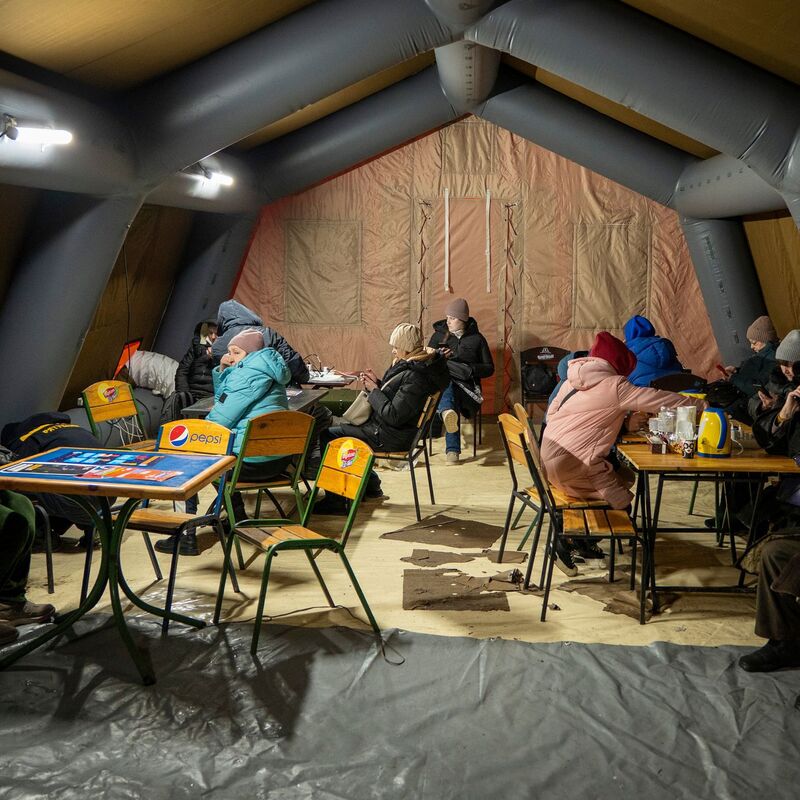 Aufwärmpunkte sind für viele Einwohner Kiews der einzige Zufluchtsort. (Archivbild) - Foto: Danyil Bashakov/AP/dpa