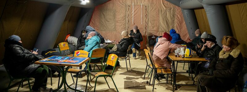 In Zelten können Menschen in Kiew sich aufwärmen, etwas Heißes trinken und ihre Geräte aufladen. - Foto: Danyil Bashakov/AP/dpa