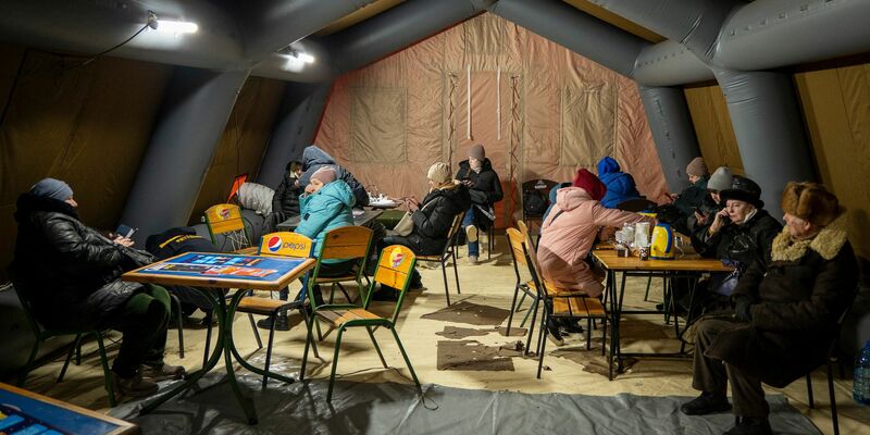 Aufwärmpunkte sind für viele Einwohner Kiews der einzige Zufluchtsort. (Archivbild) - Foto: Danyil Bashakov/AP/dpa