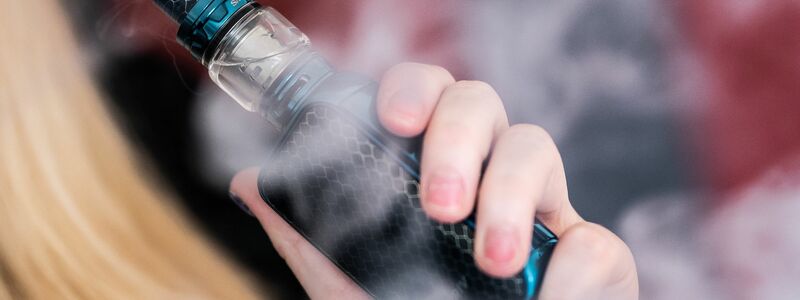 Vor allem bei jungen Menschen sind Vapes beliebt. (Symbolbild) - Foto: Silas Stein/dpa