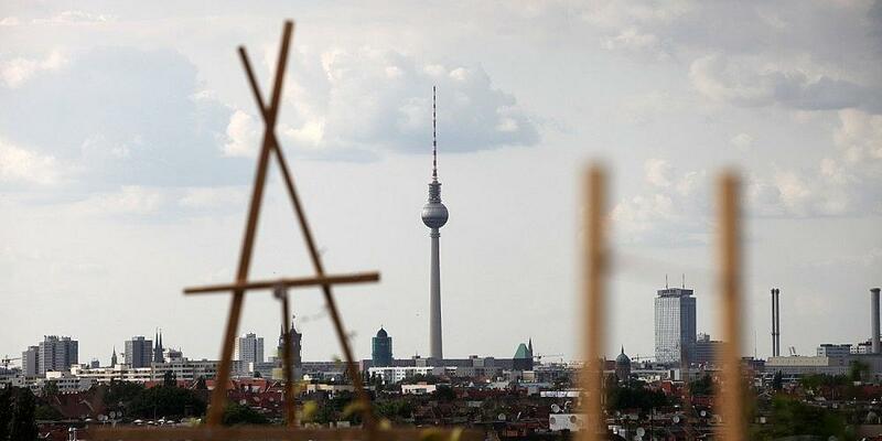 Dachterrasse in Berlin mit Blick auf den Berliner Fernsehturm (Archiv) - Foto: via dts Nachrichtenagentur